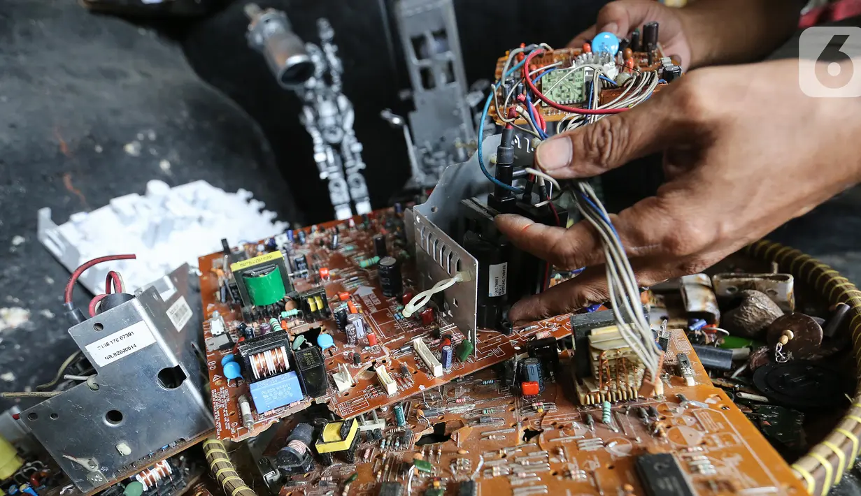 Limbah komponen elektronik sebagai bahan untuk membuat produk berupa pajangan di Galeri Artos Griya Asri Pamulang, Tangerang Selatan, Rabu (16/8/2020). Produk dari limbah elektronik dibentuk menjadi robot, pajangan lampu, mobil-mobilan hingga maket perkotaan. (Liputan6.com/Fery Pradolo)
