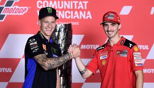 Quartararo yang merupakan juara dunia 2021, kini tertinggal 23 poin di belakang Pecco Bagnaia. Kans juara El Diablo sangat tipis, karena Bagnaia tinggal finis di posisi 14 besar demi mengunci gelar. (AFP/Javier Soriano)