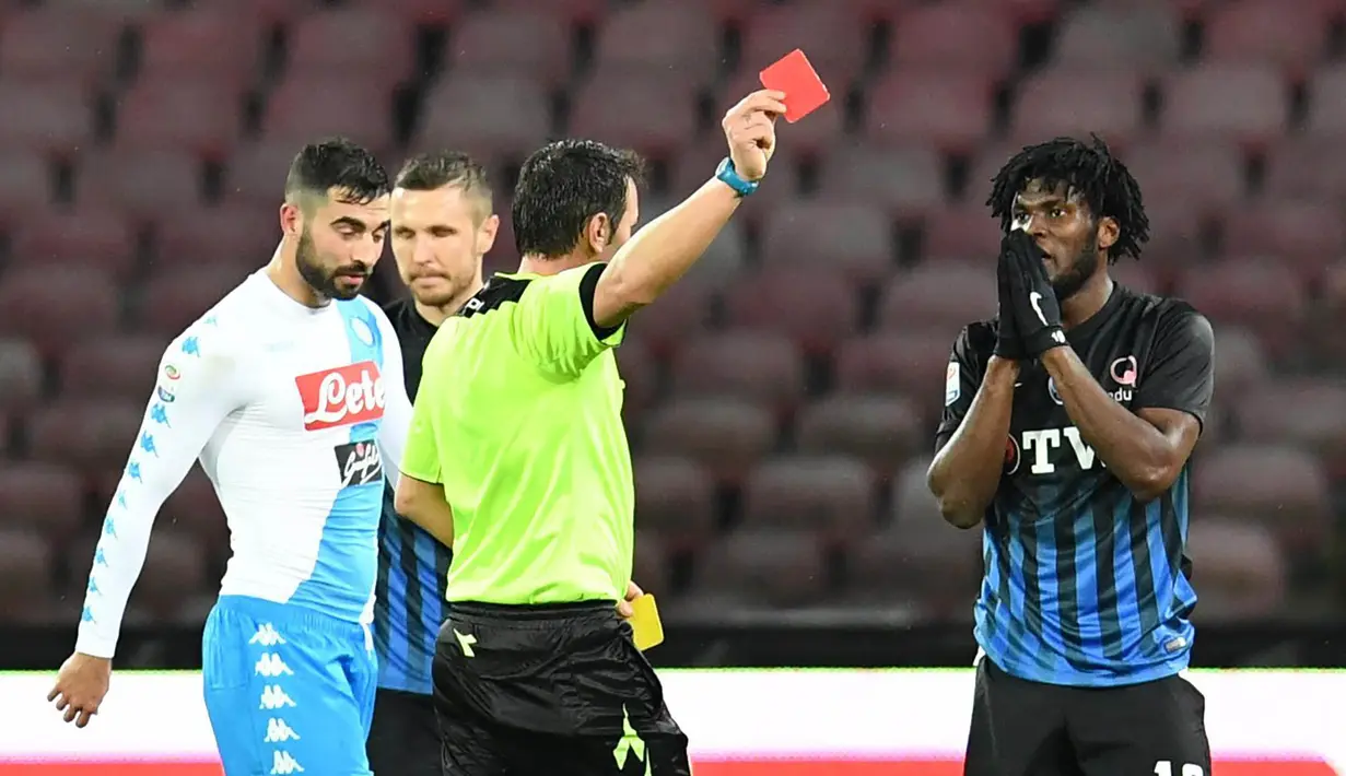 Gelandang Atalanta, Franck Kessie, mendapat kartu merah saat pertandingan melawan Napoli pada lanjutan Serie A di Stadion San Paulo, Naples, (25/02/2017). (EPA/Ciro Fusco)