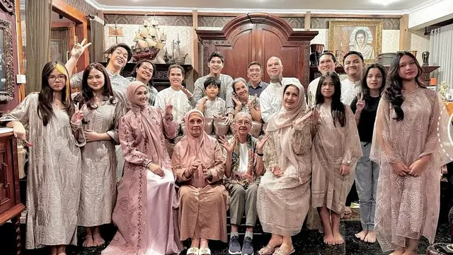 Potret Mulan Jameela dan Ahmad Dhani rayakan lebaran bersama anak dan keluarga besar (Sumber: Instagram/@mulanjameela1)