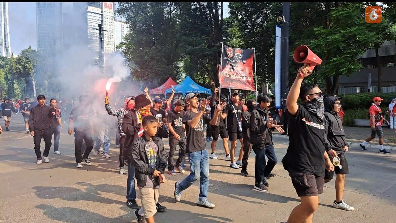 FOTO Suporter Timnas Indonesia di SUGBK