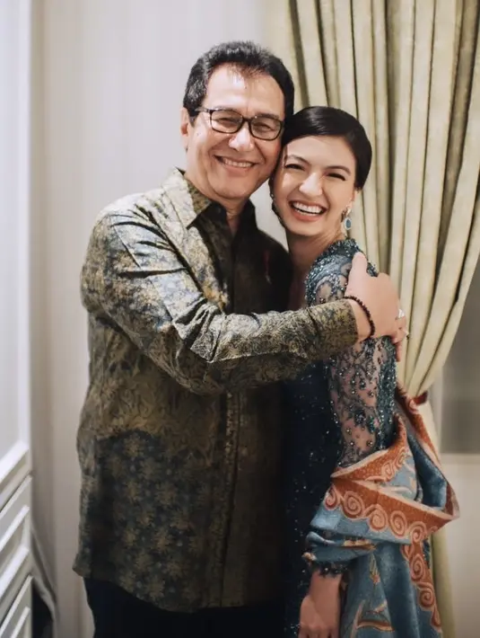 <p>Raline Shah hadir di kondangan bersama sang ayah. Keduanya nampak kompak, sama-sama memiliki paras yang memesona. (@ralineshah)</p>