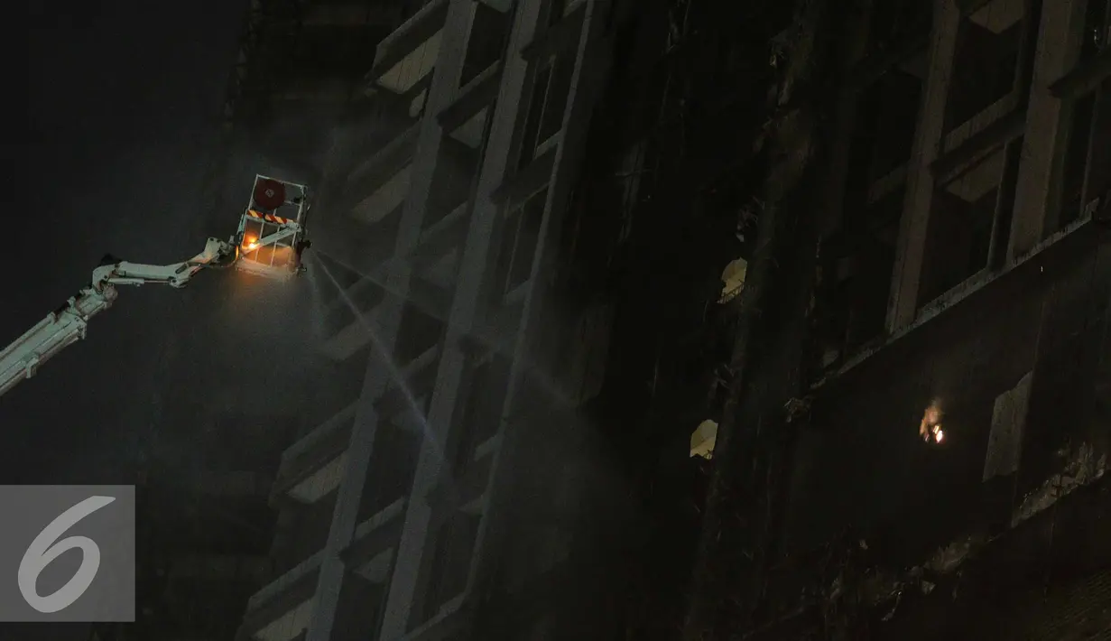 Api berangsur-angsur dapat dipadamkan oleh Petugas Damkar, Jakarta, Rabu (9/11). Belum diketahui apa penyebab kebakaran yang melanda apartemen Neo Soho ini . (Liputan6.com/Faizal Fanani)