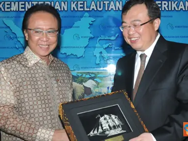 Citizen6, Jakarta Pusat: MKP Sharif C Sutardjo menyerahkan cinderamata kepada Dubes RRC Liu Jianchao saat berkunjung menindaklanjuti nota kesepahaman sebesar satu miliar RMB (180 juta dolar). (Pengirim: Efrimal Bahri)