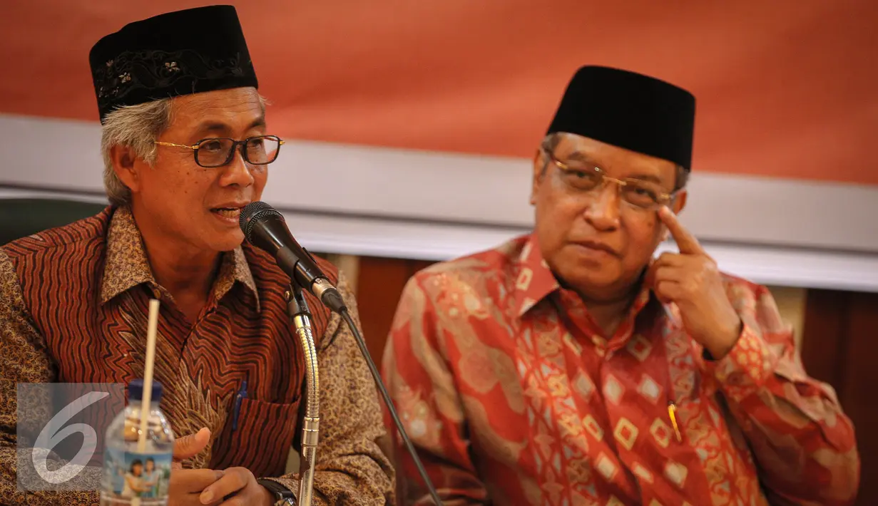 Direktur Utama Pertamina Dwi Soetjipto (kiri) memberikan sambutan saat MoU di Gedung PBNU, Jakarta, Rabu (4/1). MoU tersebut untuk pengembangan ekonomi umat terkait dengan pemanfaatan energi dan pengabdian masyarakat. (Liputan6.com/Faizal Fanani)