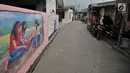 Aktivitas sejumlah pemuda di sekitar mural 3D yang menghiasi Kampung Pekayon Jaya, Bekasi, Kamis (14/6). Lukisan yang dibuat oleh Forum Seniman Bekasi ini menjadi daya tarik tersendiri bagi masyarakat sekitar. (Merdeka.com/ Iqbal S. Nugroho)