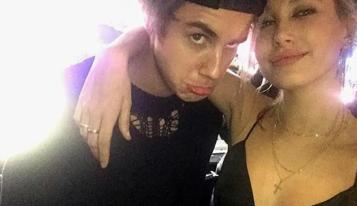 Dilansir dari HollywoodLife, Hailey Baldwin pergi ke sebuah toko berlian untuk membuat cincin khusus. (instagra/justinbieber)