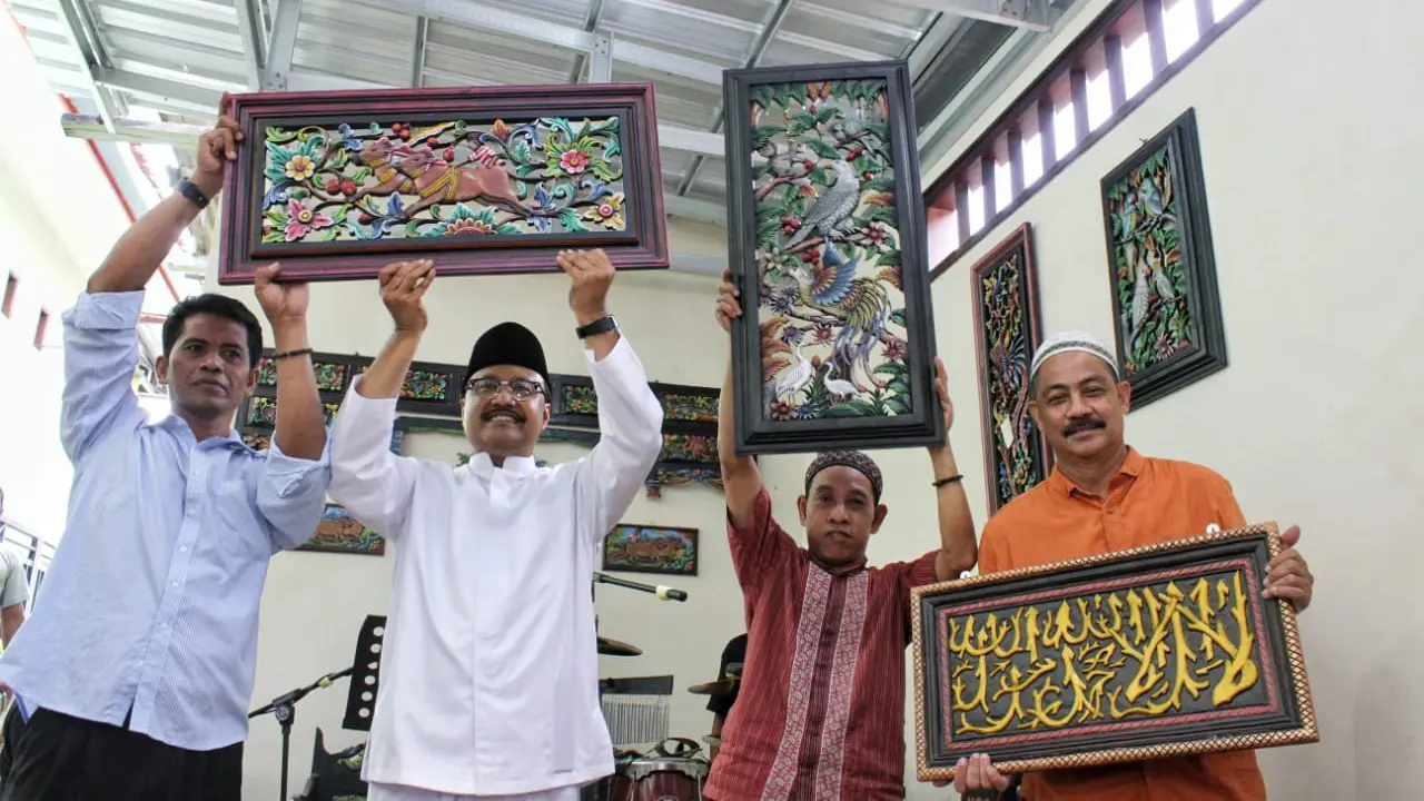 Gus Ipul kagum dengan keindahan hasil ukiran yang dihasilkan para pengrajin di daerah ini.