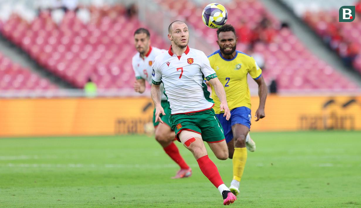 Pemain Bulgaria, Georgi Rusev (tengah) berusaha mengontrol bola dibayangi pemain Kepulauan Solomon, David Supa dalam laga semifinal FIFA Series 2026 di Stadion Utama Gelora Bung Karno (SUGBK), Senayan, Jakarta, Jumat (27/03/2026). (Bola.com/M Iqbal Ichsan)