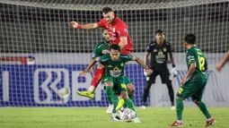 Hanya dua menit kemudian, Persija lagi-lagi memiliki peluang mencetak gol setelah Riko Simanjuntak melepas tendangan sudut. Bola mengarah ke Simic, sayangnya kali ini sundulannya tidak mengarah ke gawang. (Bola.com/Bagaskara Lazuardi)