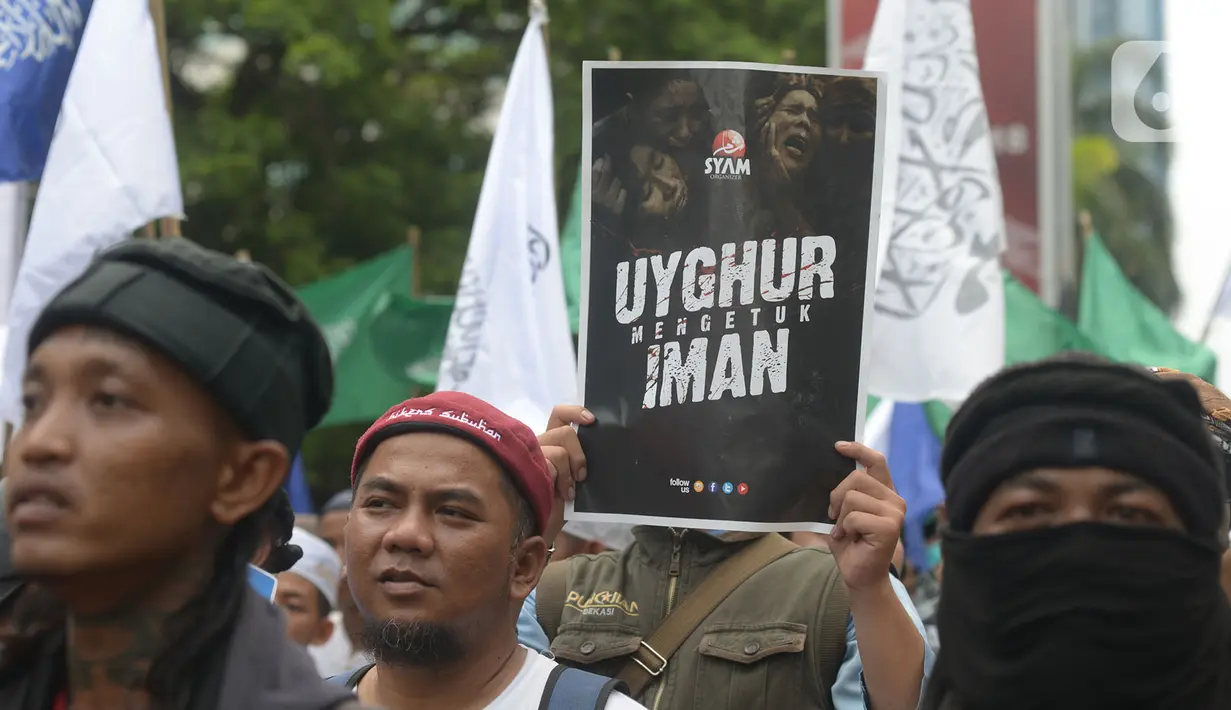 Massa sejumlah ormas Islam melakukan aksi bela Uighur di depan Kedutaan Besar China, kawasan Kuningan, Jakarta, Jumat (27/12.2019). Mereka memprotes dugaan pelanggaran Hak Asasi Manusia (HAM) oleh pemerintah China kepada etnis muslim Uighur di Xinjiang. (Merdeka.com/Imam Buhori)