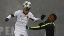 Penyerang FC Basel, Renato Steffen, duel udara dengan penyerang Arsenal, Alex Iwobi. Kemenangan ini mengantar Arsenal menjadi juara Grup A, unggul dua poin dari PSG pada posisi kedua. (Reuters/Arnd Wiegmann)
