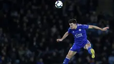 Bek Leicester City, Harry Maguire menyundul bola saat bertanding melawan Newcastle United pada pertandingan Liga Inggris di King Power Stadium pada 12 April 2019. Manchester United (MU) resmi merekrut Harry Maguire dari Leicester City, Senin (5/8/2019). (AFP Photo/Adrian Dennis)