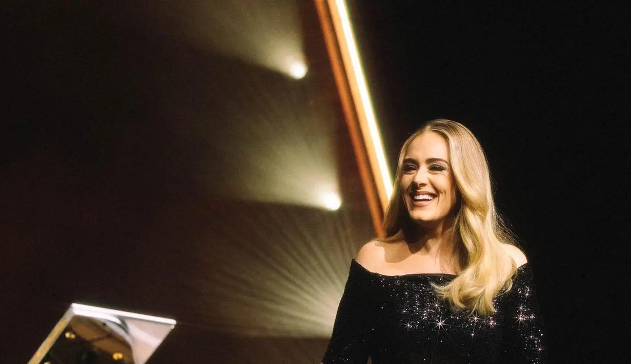 Masih dengan gaun off shoulder, kali ini Adele tampil lebih berkilau. Gaun sequin panjang itu merupakan garapan desainer Valentino. [instagram/adele]