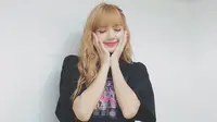 Gaya Fashionable Lisa Blackpink Hanya Bermodal Kaus
