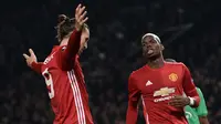 Zlatan Ibrahimovic melakukan selebrasi bersama Paul pogba usai mencetak gol ke gawang Saint-Etienne dalam laga Liga Eropa di Olad Trafford, Inggris, (16/2). Ibrahimovic memborong tiga gol di pertandingan ini. (AFP Photo / Oli Scarff)