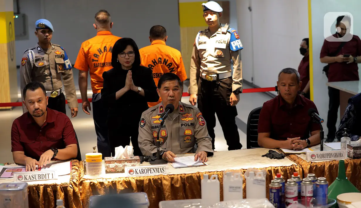 Karo Penmas Divisi Humas Mabes Polri Brigjen pol Ahmad Ramadhan (tengah) bersama Kasubdit 1 Dittipidnarkoba Bareskrim Polri, Kombes Pol Jean Calvijn Simanjuntak (kedua kiri) dan Wadirtipidnarkoba Bareskrim Polri Kombes Jayadi (kedua kanan) menggelar konferensi pers tindak pidana home industri narkotika jenis sabu di Apartemen Vittoria Residence, Rawa Buaya, Jakarta Barat, Jumat (23/6/2023). (Liputan6.com/Johan Tallo)