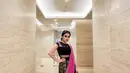 Berpose di depan kamera, Ayu Ting Ting memamerkan gayanya dengan mengenakan kain khas India tersebut. Makeup bold yang dipakainya juga membuat dirinya terlihat bak wanita India.  (Instagram/ ayutingting92)