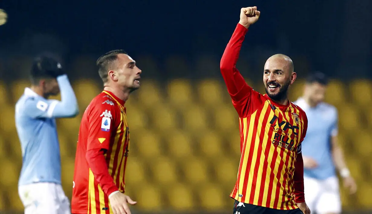 Pemain Benevento, Pasquale Schiattarella, melakukan selebrasi usai mencetak gol ke gawang Lazio pada laga Liga Italia di Stadion Vigorito, Rabu (16/12/2020). Kedua tim bermain imbang 1-1. (Alessandro Garofalo/LaPresse via AP)