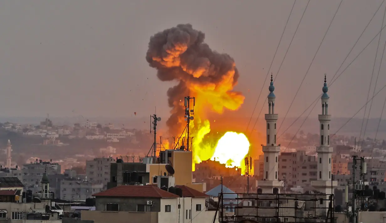 Bola api mengepul ke udara usai saat pemboman Israel di Jalur Gaza, Palestina, Jumat (20/7). Israel melancarkan serangan besar-besaran ke Jalur Gaza. (BASHAR TALEB/AFP)