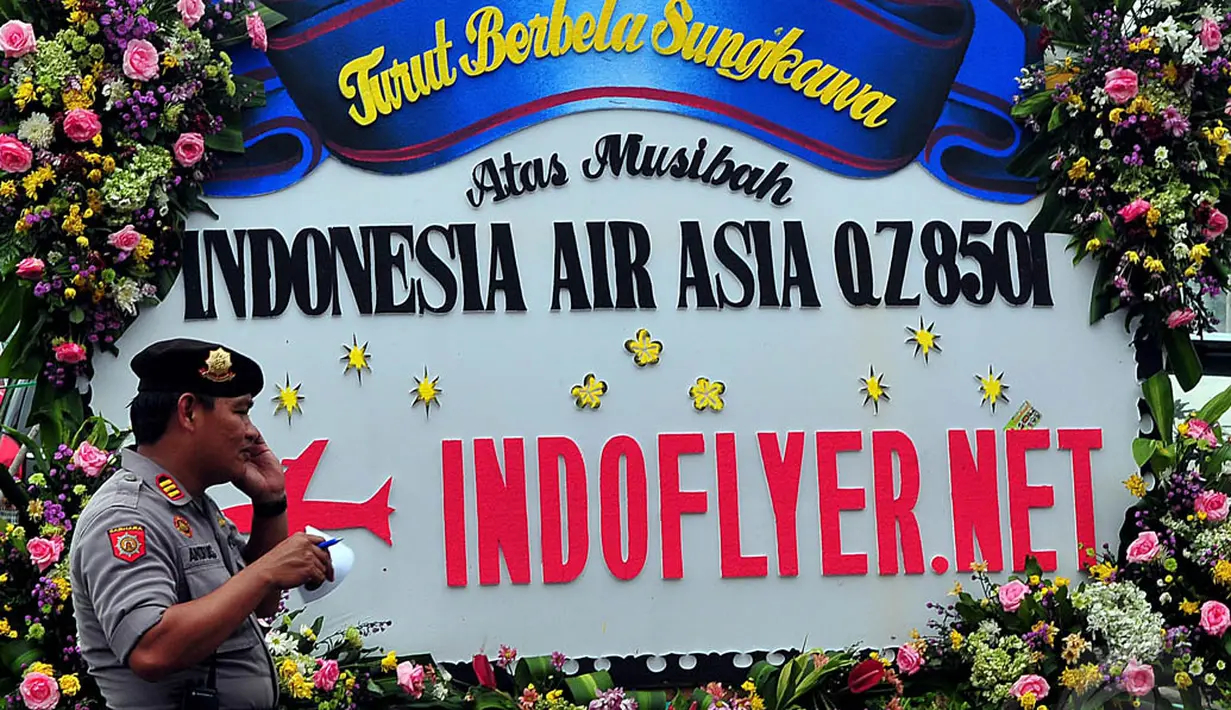Karangan bunga ucapan belasungkawa terhadap korban AirAsia QZ8501 yang diletakkan di depan Posko Crisis Center Bandara Juanda, Surabaya, Rabu (31/12). (Liputan6.com/Johan Tallo)
