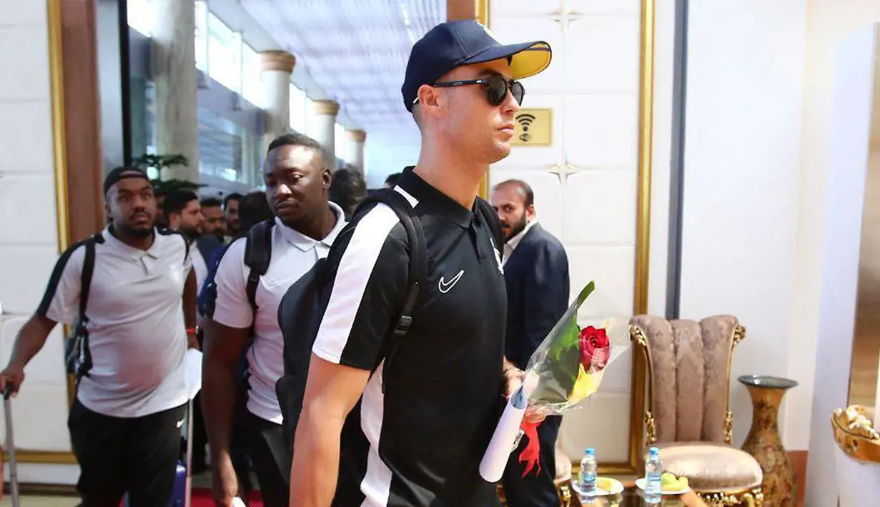 Pemain Al-Nassr, Cristiano Ronaldo berjalan di Imam Khomeini International Airport, Tehran menjelang laga Liga Champions Asia 2023 melawan Persepolis FC, Selasa (19/09/2023). (AFP/Persepolis FC)