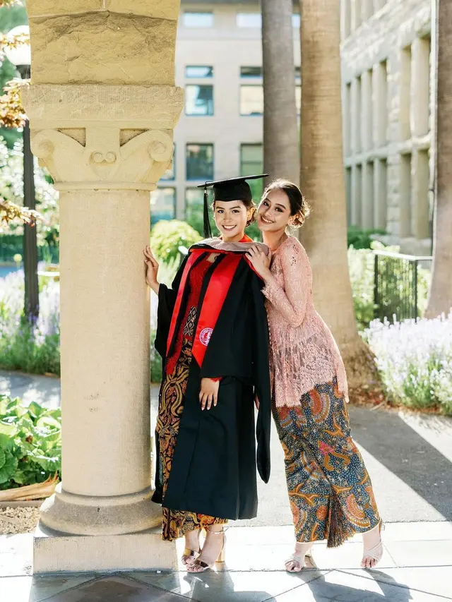 8 Momen Maudy Ayunda Lulus S2 dari Stanford University, Menawan Pakai Kebaya