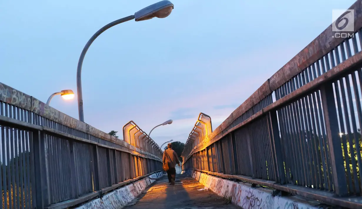 Kondisi Jembatan Penyeberangan Orang di Jalan TB Simatupang yang penuh coretan, Jakarta, Senin (20/11). Banyaknya aksi vandalisme menyebabkan JPO tersebut dipenuhi dengan coretan sehingga menimbulkan kesan kumuh. (Liputan6.com/Immanuel Antonius)