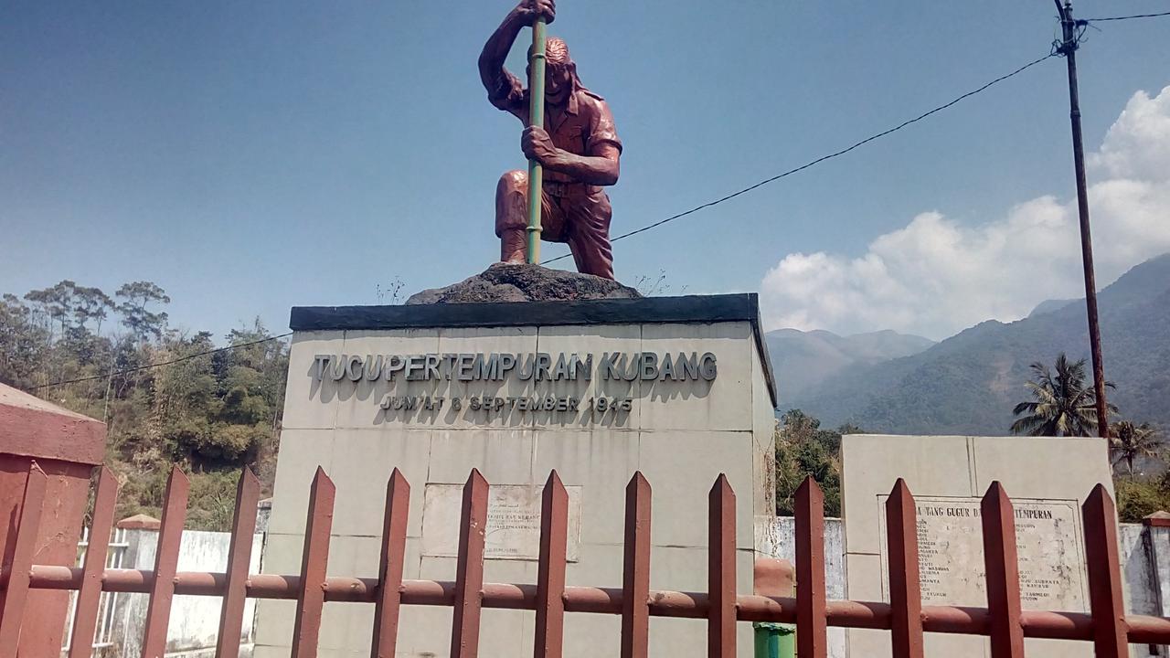Tugu Pertempuran Kubang Garut di Jalan raya Bandung-Garut tepatnya di sekitar Tanjung, pertigaan Jalan KH Anwar Musaddad