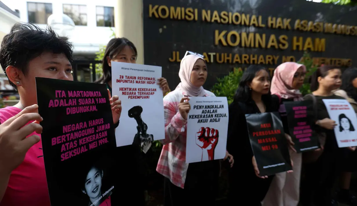 Aliansi Perempuan Indonesia (API) saat menggelar aksi unjuk rasa memperingati 28 tahun Reformasi di depan kantor Komisi Nasional (Komnas) Hak Asasi Manusia (HAM), Jakarta, Selasa (19/5/2026). (Kapanlagi.com/Budy Santoso)