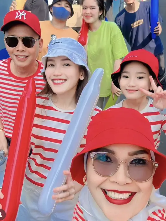 Ayu Ting Ting kompak bersama keluarganya mengenakan atasan bergaris merah putih. [Instagram/@ayutingting92]