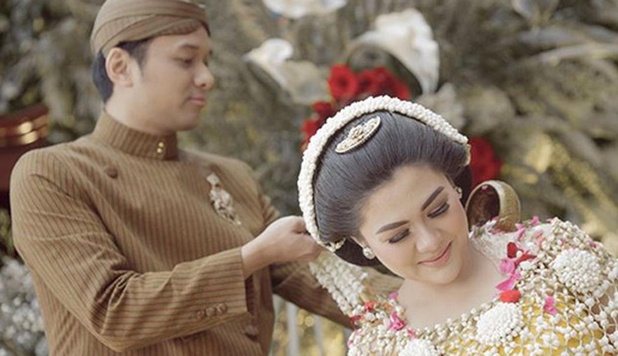 Potret Vicky Shu dan Ade Imam Jalani Upacara Tingkeban - Page 1 - News