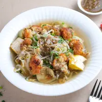 ilustrasi lontong balap/Ketut Mahendri/Shutterstock