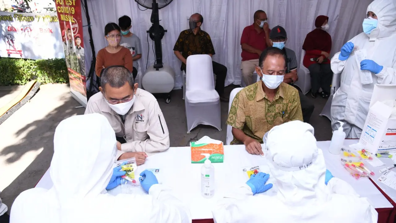 dan Intelijen Negara (BIN) menggelar Swab test massal di Perumahan Taman Rafflesia, Jatimulya, Bekasi, Jawa Barat, Selasa (1/12/2020). (Istimewa)