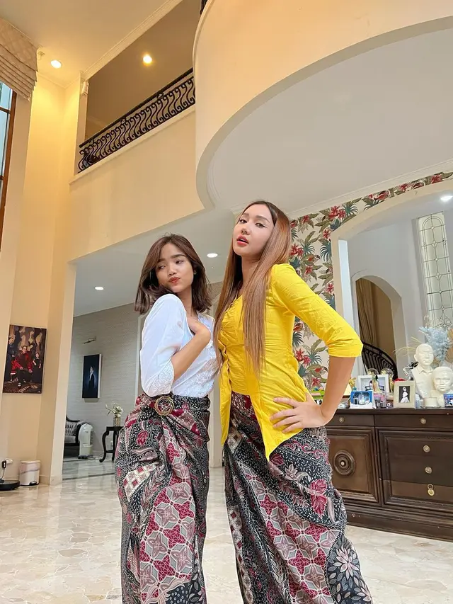 6 Potret Fuji dan Lucinta Luna Kompak Pakai Kebaya, Jadi Sorotan