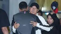 Pelatih Shin Tae-yong disambut hangat salah seorang pengurus PSSI saat tiba bersama Skuad Timnas Indonesia U-23 di Terminal 3 Bandara Soekarno-Hatta, Tangerang, Banten, Sabtu (11/5/2024) pagi WIB usai berjuang di Piala Asia U-23 2024 di Qatar dan play-off Olimpiade Paris di Prancis. (Bola.com/M Iqbal Ichsan)