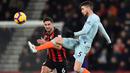 Aksi gelandang Chelsea, Jorginho pada laga lanjutan Premier League yang berlangsung di stadion Dean Court, Bournemouth, Kamis (31/1). Chelsea dipermalukan 0-4 kontra Bournemouth. (AFP/Glyn Kirk)