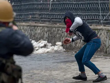 Petugas dan demonstran terlibat bentrok di Srinagar, Kashmir, India, Jumat (3/2). Demonstran memprotes hukuman mati yang diberikan oleh pengadilan Kolkata terhadap seorang pria Kashmir bernama Muzaffar Ahmed. (AP Photo / Dar Yasin)