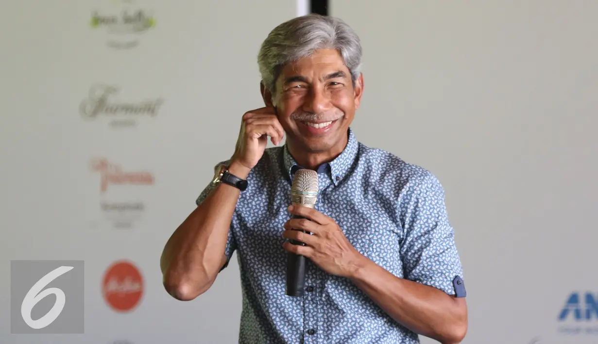 Wamenlu A M Fachir memberikan sambutan di acara Asean Charity Golf Tournament 2 di Damai Indah Golf, Tangerang, Minggu (16/10). Tunamen Golf ini bertujuan untuk membumikan dan memasyarakatkan ASEAN. (Liputan6.com/Herman Zakharia)