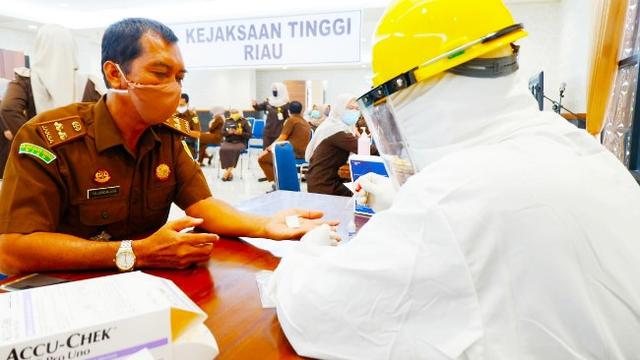 Seorang jaksa di Kejati Riau diambil darahnya saat menjalani rapid test Virus Corona atau Covid-19.