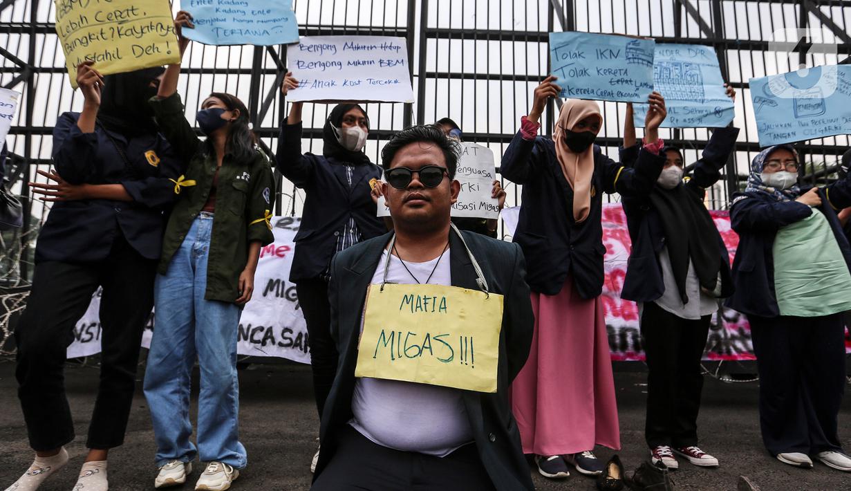 Mahasiswa melakukan aksi teatrikal di depan Gedung DPR/MPR RI, Jakarta Pusat, Jumat (9/9/2022). Demo tersebut untuk menolak kebijakan pemerintah menaikkan harga BBM. (Liputan6.com/Johan Tallo)