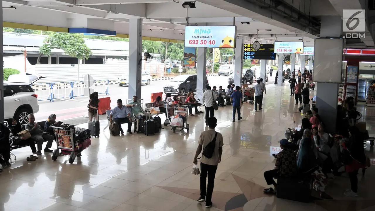 Penumpang Pesawat di Bandara Halim Perdanakusuma