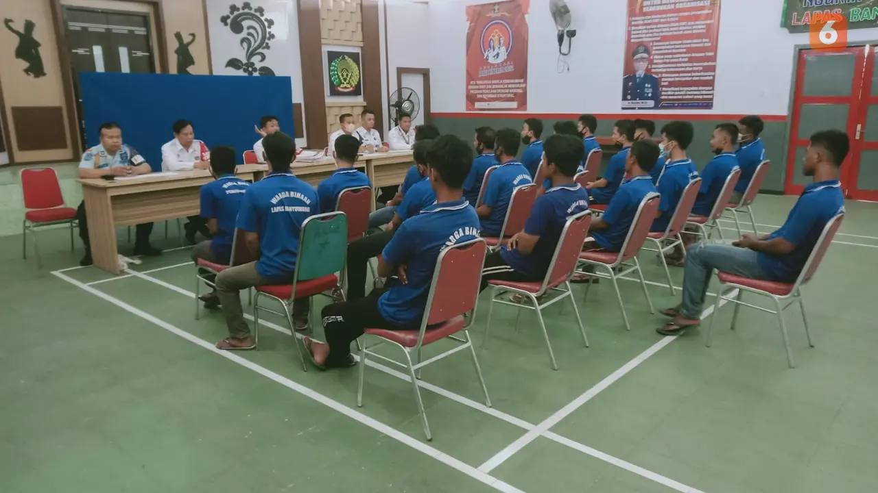 Warga binaan Lapas Banyuwangi mendapat pengarahan sebelum dipulangkan ke rumah masing-masing. (Hermawan Arifianto/Liputan6.com).