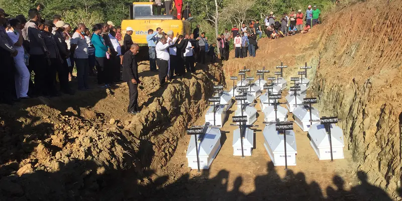 Pemakaman Massal 20 Korban Banjir Bandang Sentani