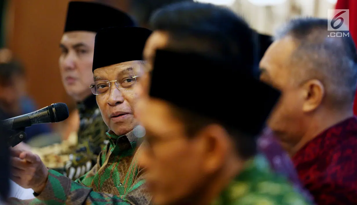 Ketua Umum PBNU KH Said Aqil Siroj saat melakukan konferensi pers di Jakarta, Jumat (15/12). Mereka menyepakati sejumlah poin kemanusiaan sebagai sikap solidaritas lintas agama untuk kedaulatan Palestina dan perdamaian dunia. (Liputan6.com/JohanTallo)