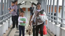 Diperkirakan puncak arus mudik Lebaran 2024 di Pelabuhan Gilimanuk, Bali menuju Ketapang, Jawa Timur terjadi pada Sabtu (6/4) hingga Minggu (7/4). (AP Photo/Firdia Lisnawati)