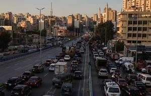 Mobil-mobil terjebak kemacetan di jalan raya saat gelombang warga mengungsi akibat serangan udara Israel di Dahiyeh, pinggiran selatan Beirut, Lebanon, Kamis 5 Maret 2026. Serangan dan ancaman Israel memicu krisis pengungsian massal di Lebanon selatan. Puluhan ribu warga terpaksa meninggalkan rumah mereka. (AP Photo/Bilal Hussein)