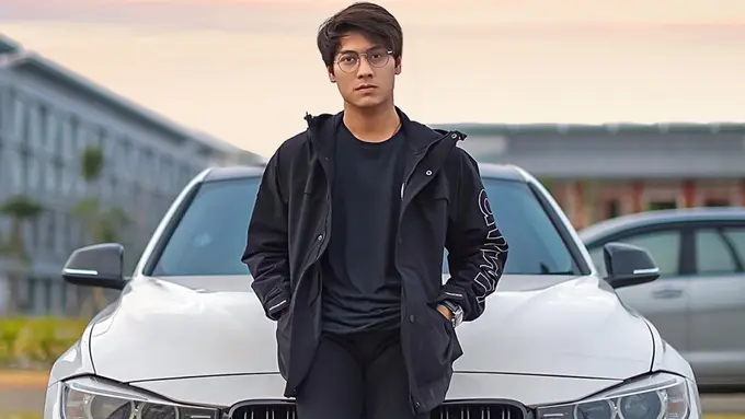 Gaya Keren Rizky Billar Berfoto di Depan Mobil, Tengah Jadi Sorotan
