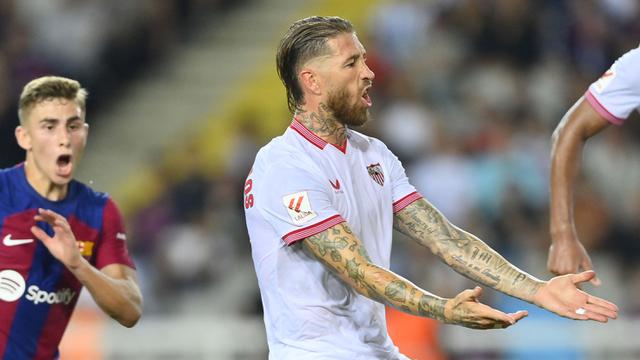 Foto: Momen Sergio Ramos Cetak Gol Bunuh Diri untuk Kemenangan Barcelona di Liga Spanyol