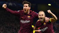 Lionel Messi (kiri) bersama rekannya Andres Iniesta melakukan selebrasi usai mencetak gol ke gawang Chelsea pada leg pertama babak 16 besar Liga Champions di Stamford Bridge, London (20/2). (AP Photo/Frank Augstein)